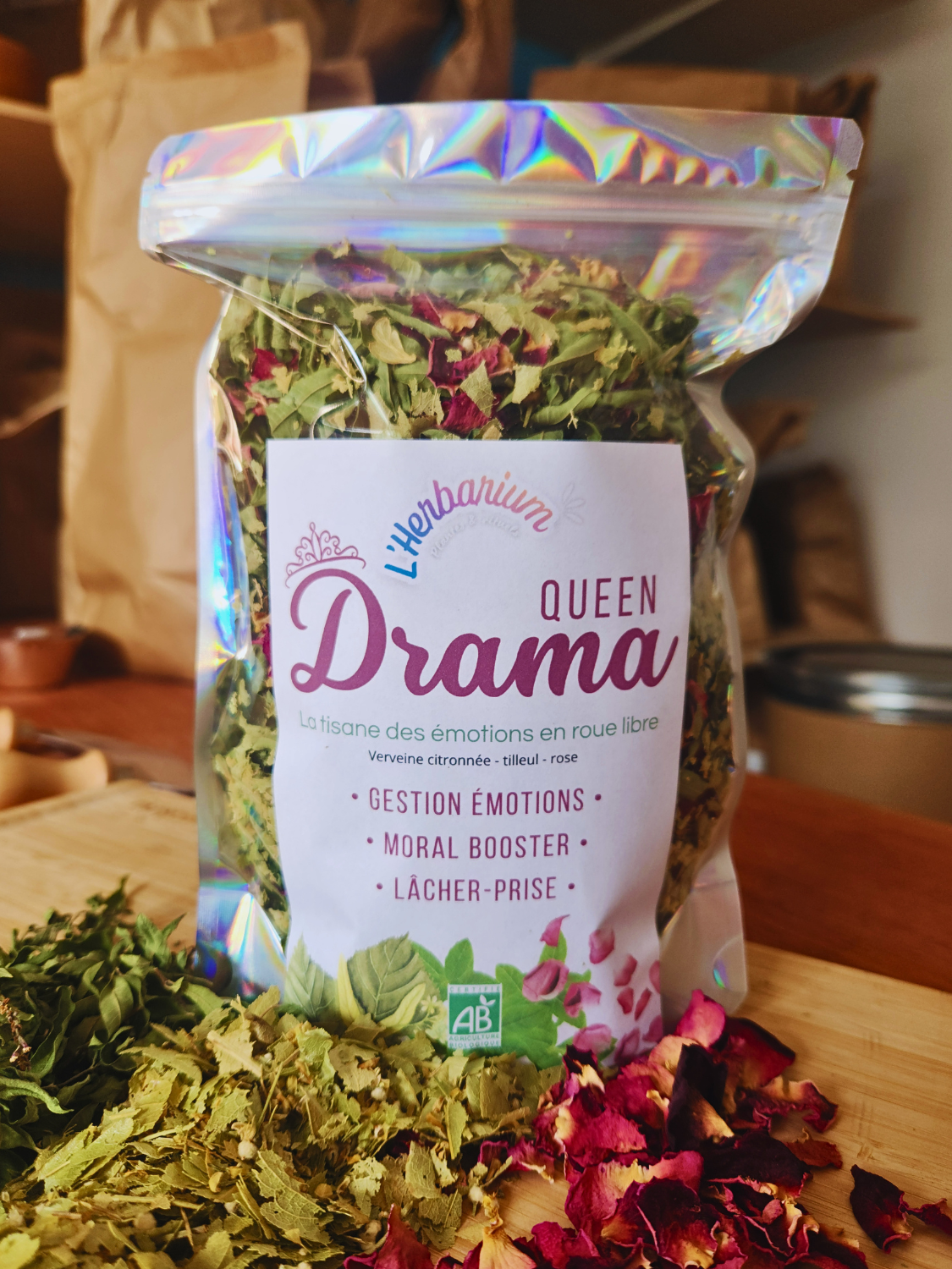 Tisane bio Queen Drama L’Herbarium, sachet et plantes Image