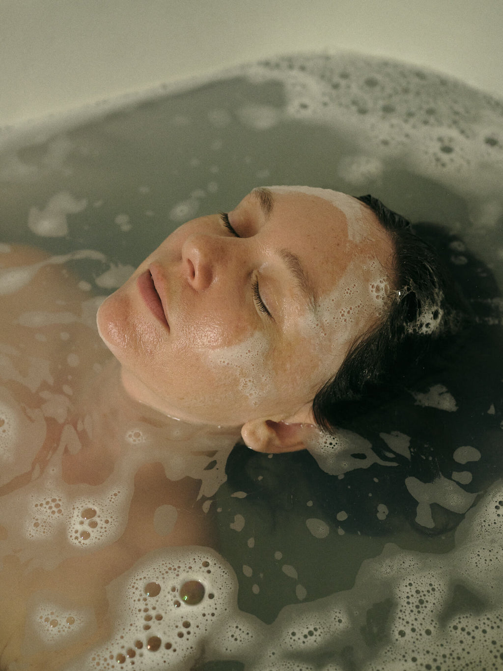 Visage lavé au gel MAPIEL dans le bain