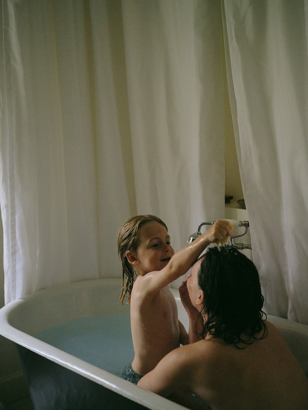 Shampoing d’un enfant au gel lavant MAPIEL