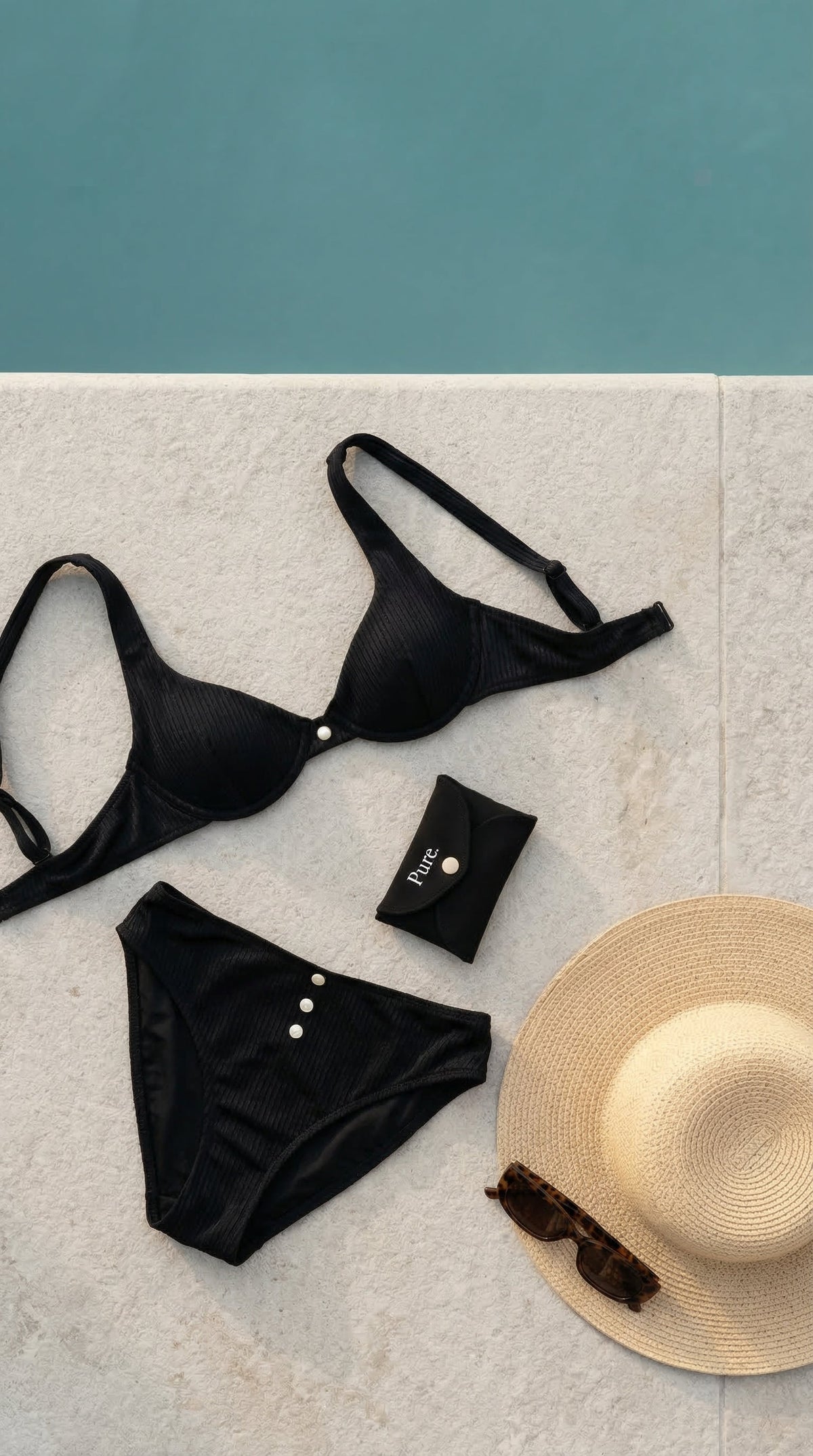 Maillot, chapeau et serviette lavable baignade sur le sable