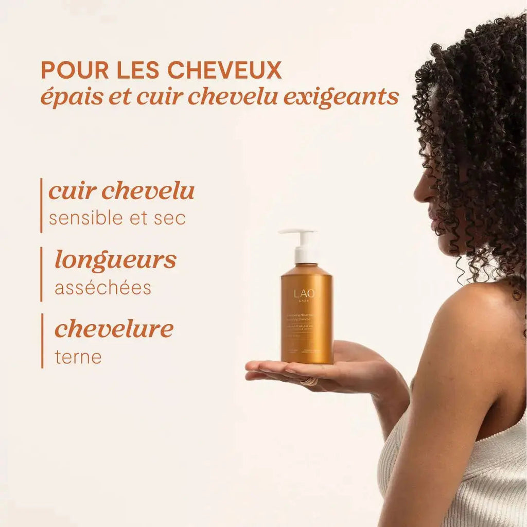 Femme aux cheveux épais avec le shampoing nourrissant LAO Care
