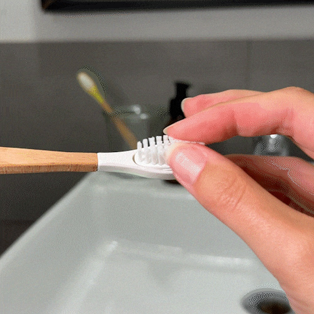 Tête rechargeable clipsée sur le manche en bois