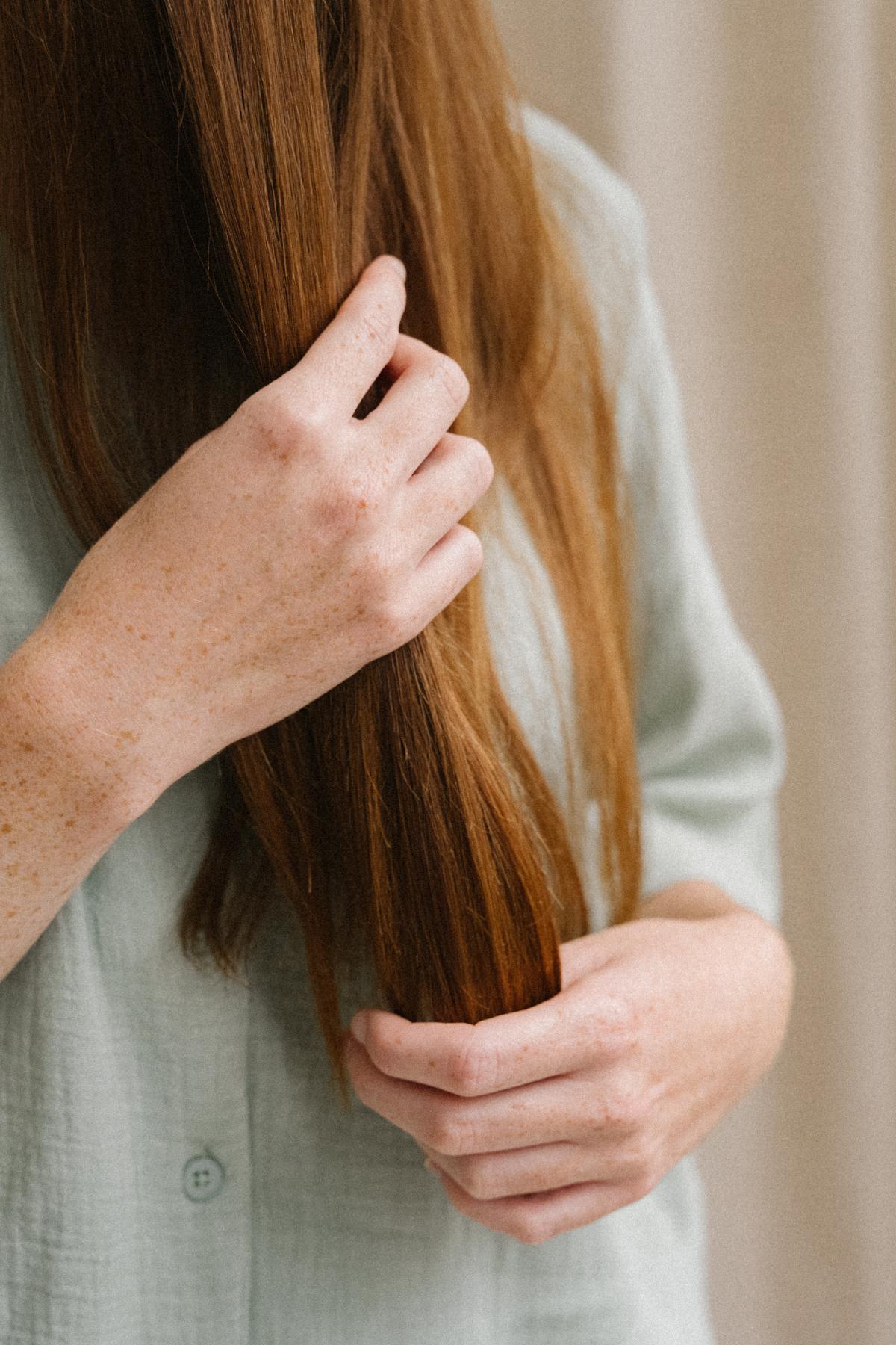 Cire coiffante appliquée sur des cheveux longs
