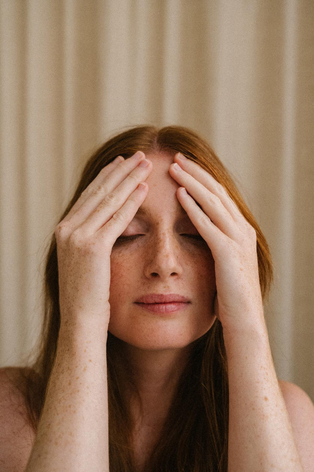 Application de la gelée sur le visage