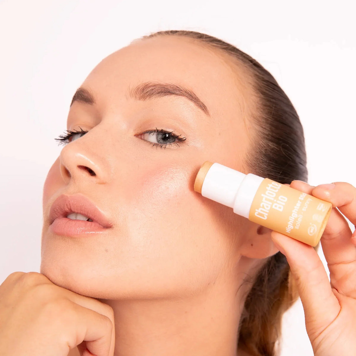 Application du highlighter stick bio Charlotte Bio sur la pommette Image