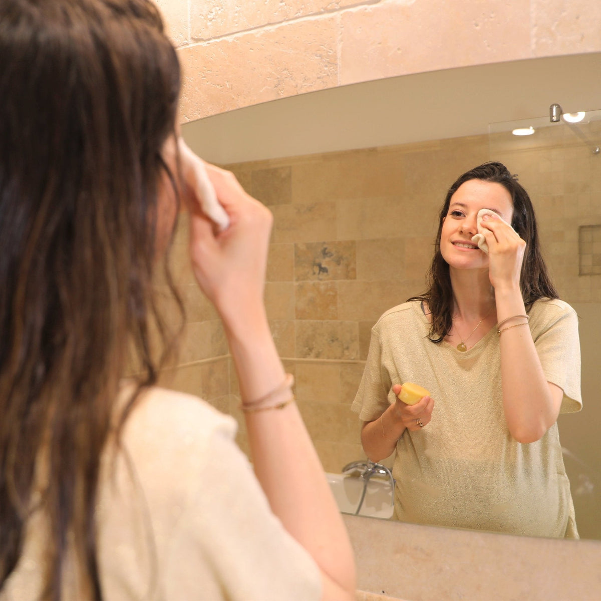 Démaquillage avec une lingette lavable